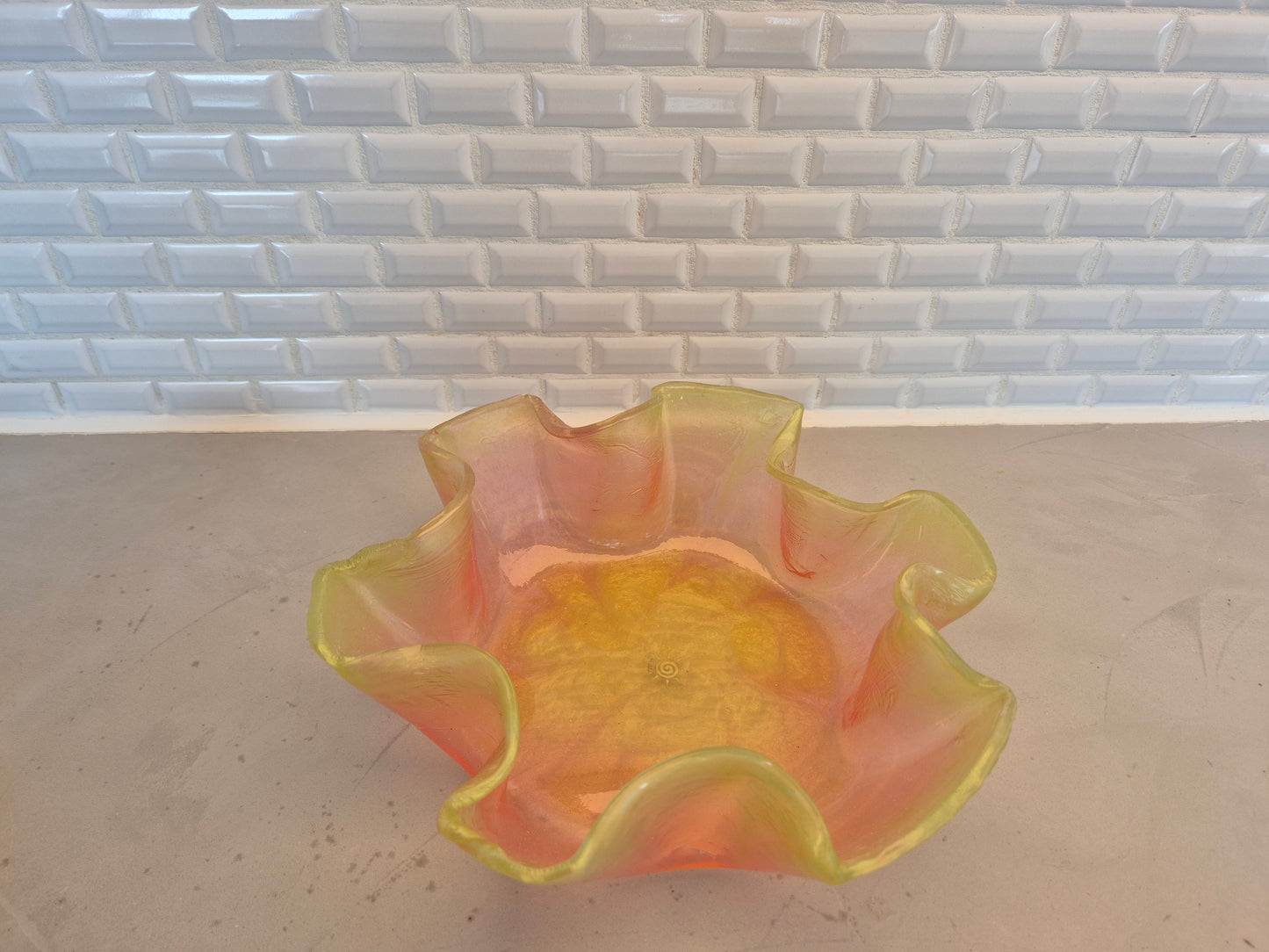 Skål pastel grøn-rød- gul valmueform