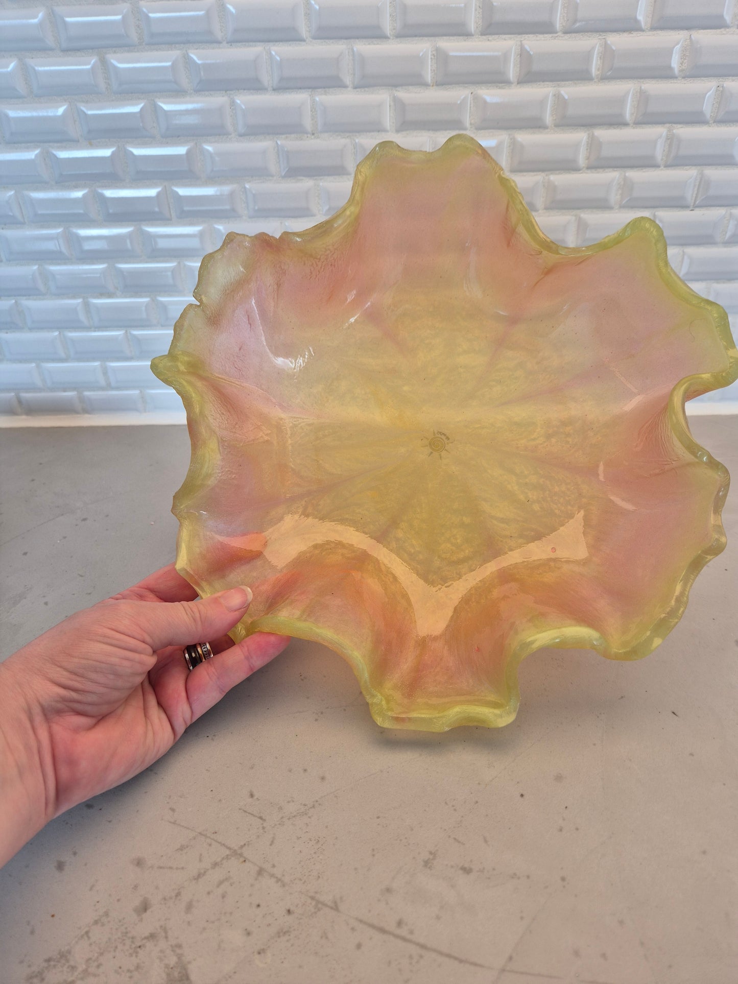 Skål pastel grøn-rød- gul nillikeform