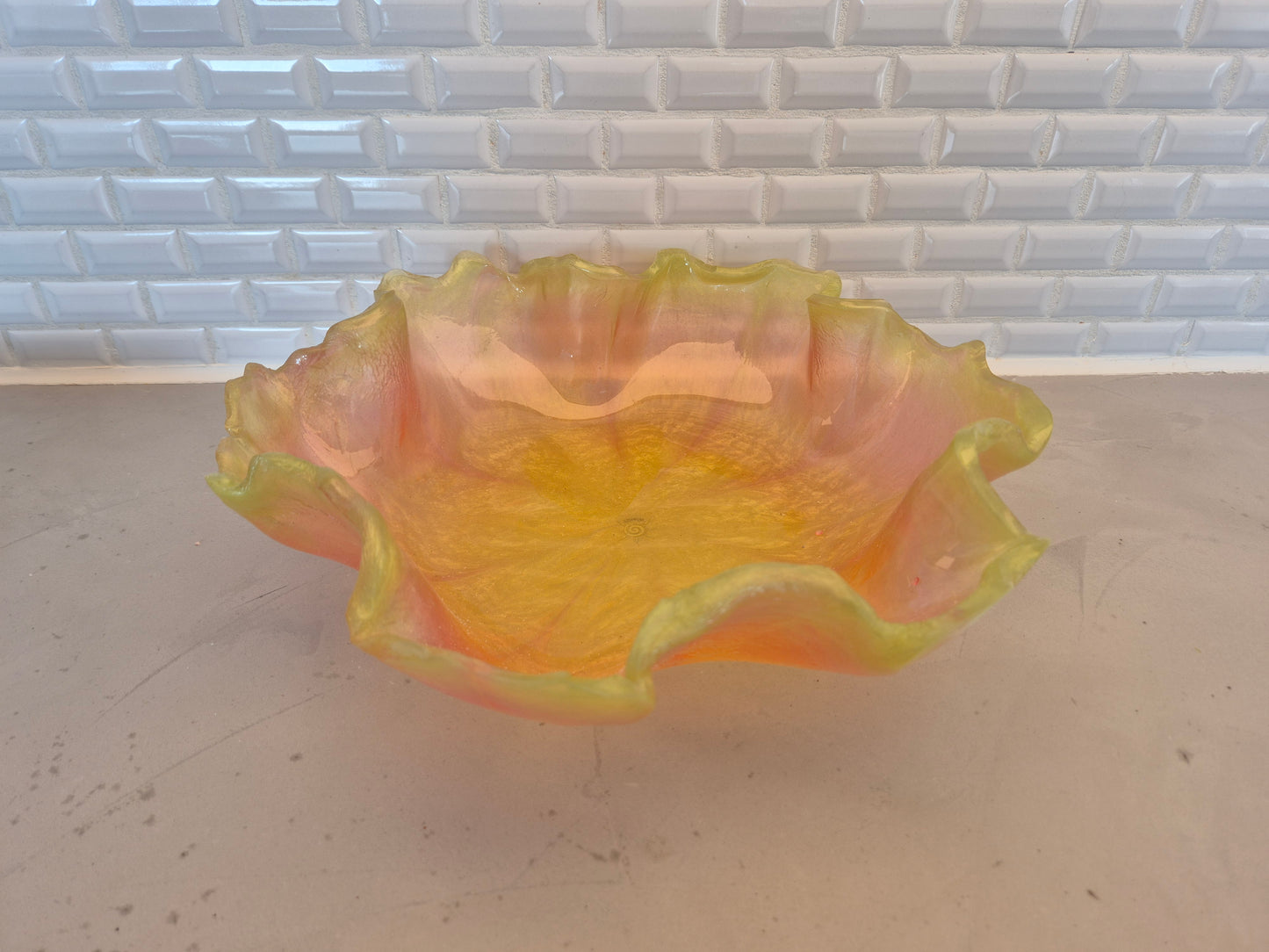 Skål pastel grøn-rød- gul nillikeform